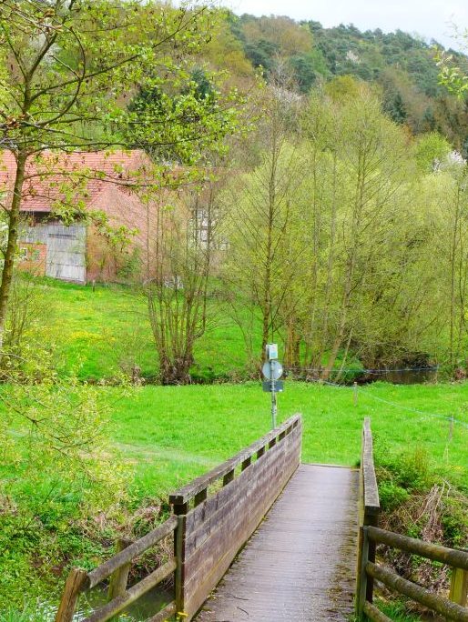 Brücke über einen kleinen Bach
