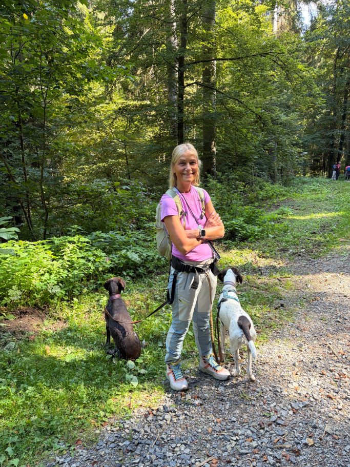 Christiane mit Hella & Flora Frau mit ihren beiden Hunden
