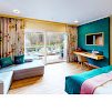Hotelzimer mit Sofa und Doppelbett

